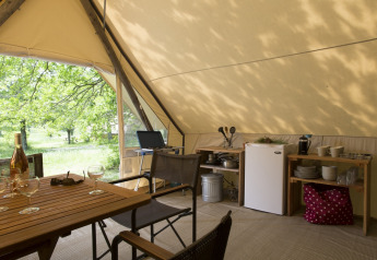 Interieur van een Canadienne Cosy safaritent op Camping Huttopia De Veluwe in Nederland.
