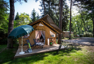 Safari-telt Trappeur ved Huttopia La Forêt de Janas i Frankrig, omgivet af skov og udendørs faciliteter.