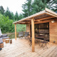 Udendørs træterrasse ved Chalet Toronto med siddepladser og parasol omgivet af frodig skovnatur.