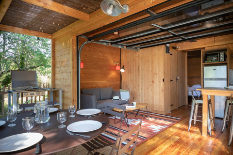 Innen- und Außenbereich von Chalet Toronto im Village Huttopia Pays de Condrieu, Frankreich.