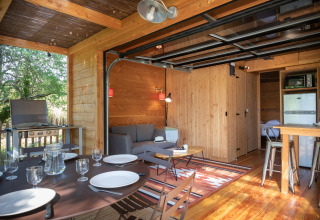 Innen- und Außenbereich von Chalet Toronto im Village Huttopia Pays de Condrieu, Frankreich.