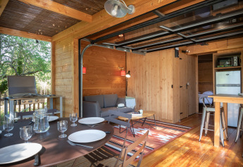 Spazio interno ed esterno del Chalet Toronto al Village Huttopia Pays de Condrieu, Francia.