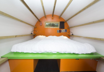 Intérieur d'une cabane douillette nommée 'Dormir dans un tronc' à Veluwecamping De Pampel, Pays-Bas.
