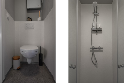 Moderne wc en douche bij Ackerlodge van Ackerlodges Ruinerwold BV in Nederland, minimalistisch ontwerp.