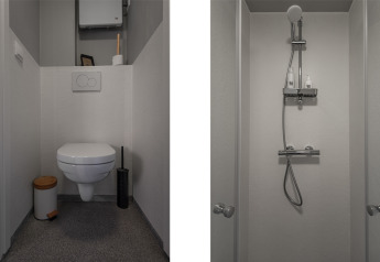 Moderno inodoro y ducha en Ackerlodge en Ackerlodges Ruinerwold BV, Países Bajos, de diseño minimalista.