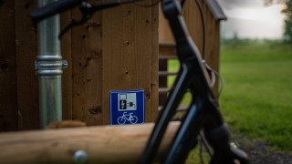 Primer plano de una estación de carga para bicicletas eléctricas en Ackerlodges Ruinerwold BV, Drenthe, Países Bajos.