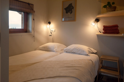 Chambre double confortable à l’Ackerlodge d’Ackerlodges Ruinerwold BV, Pays-Bas, ambiance chaleureuse.