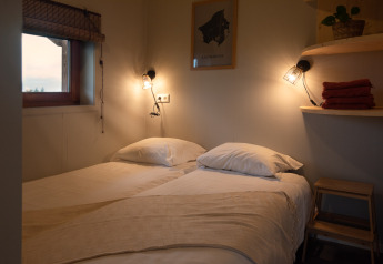 Acogedora habitación doble en Ackerlodge, Ackerlodges Ruinerwold BV, Países Bajos, con una iluminación suave.