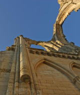 Ruinas de un antiguo edificio de piedra bajo un cielo azul cerca de Senonches, Centre-Val de Loire, Francia.