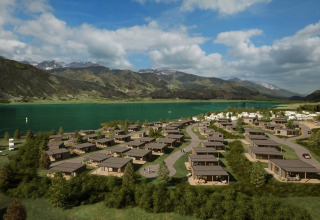 Parc de vacances avec lodges glamping au bord d’un lac, entouré de montagnes et de paysages naturels.