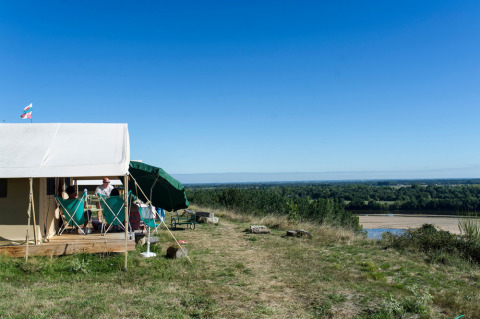 Tente de glamping au Huttopia Saumur avec vue sur le paysage et la rivière dans les Pays de la Loire.