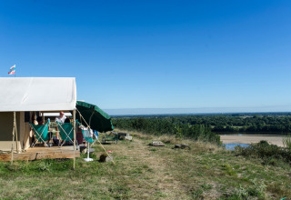 Tienda de glamping en Huttopia Saumur con vistas al paisaje y río en Pays de la Loire, Francia.