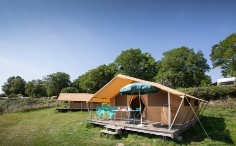 Tiendas de campaña glamping y zona al aire libre en Huttopia Saumur, parque vacacional en Pays de la Loire, Francia.