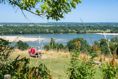 Vista al río y al paisaje desde el parque vacacional Huttopia Saumur en Pays de la Loire, Francia.
