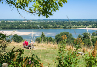 Rivierenlandschap gezien vanaf vakantiepark Huttopia Saumur in Pays de la Loire, Frankrijk.
