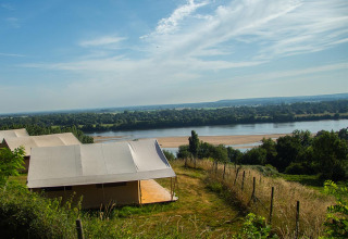 Uitzicht op rivier en natuur vanaf tenten bij Huttopia Saumur vakantiepark in Pays de la Loire, Frankrijk.
