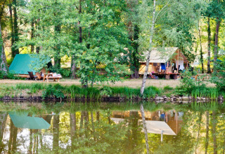Kampeerplek aan een meer bij Village Huttopia Lac de Rillé, Centre-Val de Loire, Frankrijk, met tenten.
