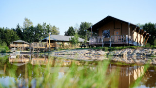 Tende safari di lusso sul lungomare di Holiday Park Sallandshoeve, Paesi Bassi, immerse nella natura.