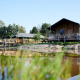 Luksuriøs safariteltsoplevelse ved søen i Holiday Park Sallandshoeve, Holland, omgivet af natur.