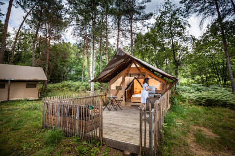 Tenda safari Tente Trappeur Duo Village tra gli alberi del Village Huttopia Lac de Rillé in Francia.