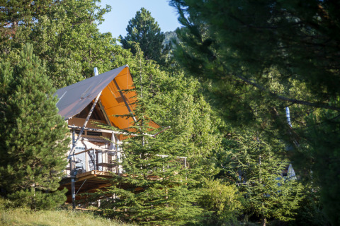 Una cabaña glamping entre pinos en Village Huttopia Dieulefit, Auvernia-Ródano-Alpes, Francia.