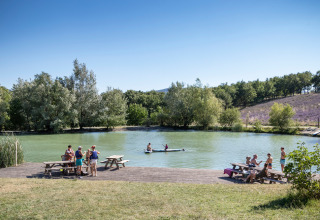 Mensen genieten van het buitenleven aan het meer in Village Huttopia Dieulefit, Auvergne-Rhône-Alpes, Frankrijk.