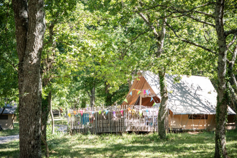 Tente dans la forêt au Village Huttopia Dieulefit, parc de vacances en Auvergne-Rhône-Alpes, France.