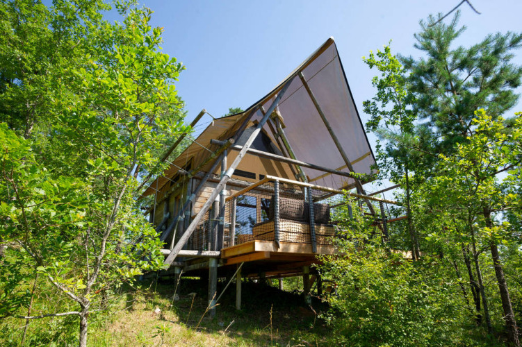 Cabane moderne en bois au cœur de la forêt à Village Huttopia Lanmary, Nouvelle-Aquitaine, France.