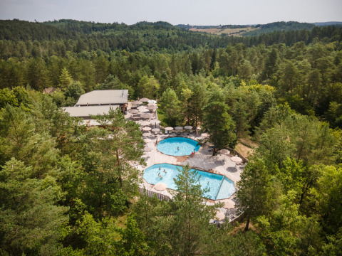 Vista aérea de Village Huttopia Lanmary, parque vacacional con dos piscinas rodeadas de bosque en Nouvelle-Aquitaine.