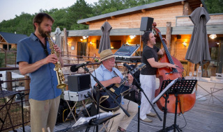 Jazzband spielt Livemusik auf der Terrasse von Village Huttopia Sud-Ardèche in Auvergne-Rhône-Alpes, Frankreich.