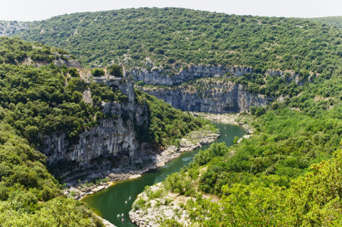 Vista panorámica de acantilados y un río rodeados de vegetación cerca de Vagnas, Auvergne-Rhône-Alpes, Francia.