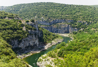 Vue des falaises verdoyantes et d’une rivière près de Vagnas, en Auvergne-Rhône-Alpes, France.
