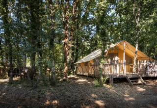 Et safaritelthytte i skovene ved Village Huttopia Sud-Ardèche, en feriepark i Auvergne-Rhône-Alpes, Frankrig.