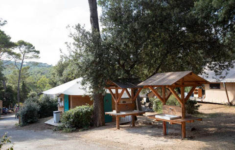 Fregaderos exteriores en Huttopia La Forêt de Janas, parque vacacional en Provenza-Alpes-Costa Azul, Francia.