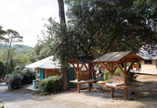 Waschplätze im Freien bei Huttopia La Forêt de Janas Ferienpark in Provence-Alpes-Côte d’Azur, Frankreich.