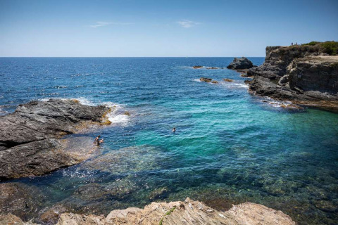 Costa rocosa y aguas cristalinas cerca de La Seyne-sur-Mer en Provenza-Alpes-Costa Azul, Francia.