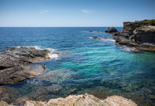 Rotsachtige kust en helderblauw water rond La Seyne-sur-Mer in Provence-Alpes-Côte d’Azur, Frankrijk.