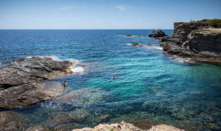 Costa rocosa y aguas cristalinas cerca de La Seyne-sur-Mer en Provenza-Alpes-Costa Azul, Francia.