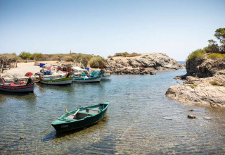Kleine vissersboten aangemeerd in helder water bij rotsen rond La Seyne-sur-Mer, Provence, Frankrijk.