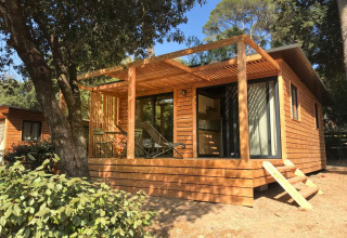 Vakantiechalet in hout met terras bij Huttopia La Forêt de Janas, Provence-Alpes-Côte d’Azur, Frankrijk.