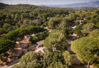 Luchtzicht op een bosrijk gebied met tenten en bergen nabij La Seyne-sur-Mer, Provence, Frankrijk.