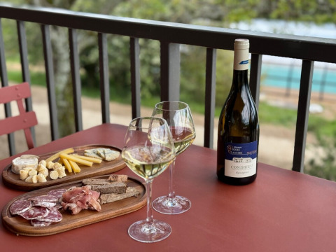 Wijn, kaas en charcuterie op een terras bij Village Huttopia Pays de Condrieu, Auvergne-Rhône-Alpes, Frankrijk.