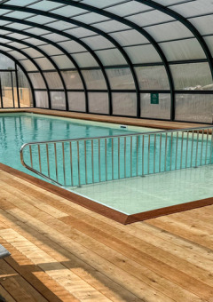 Piscina cubierta con tumbonas en Village Huttopia Pays de Condrieu, Auvernia-Ródano-Alpes, Francia.