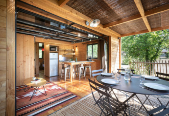 Licht houten interieur van Chalet Toronto bij Village Huttopia Pays de Condrieu, eet- en woonkamer.