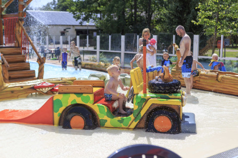 Bambini che giocano in un parco acquatico a Veluwecamping De Pampel, Gelderland, Paesi Bassi, durante l’estate.