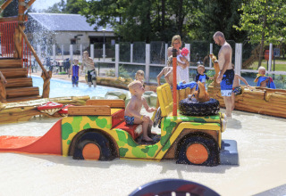 Niños se divierten en un parque acuático en Veluwecamping De Pampel en Gelderland, Países Bajos, en verano.