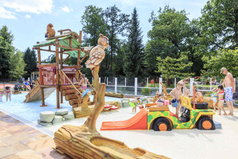 Kinderen spelen in een waterpark met dierenfiguren en glijbanen bij Veluwecamping De Pampel, Gelderland, Nederland.
