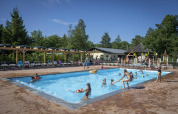 Bambini e famiglie si godono una giornata di sole in piscina al Veluwecamping De Pampel, Gelderland, Paesi Bassi.