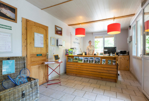 Receptionen på Huttopia Millau feriepark i Occitanie, Frankrig med personalet bag skranken.