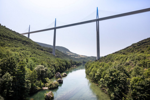 El Viaducto de Millau se eleva sobre un valle verde cercano a Millau, Occitania, Francia, cruzando el río Tarn.